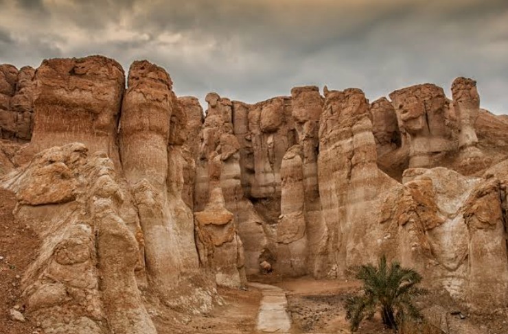 جبل القارة وتكويناته الصخرية البديعة في الأحساء